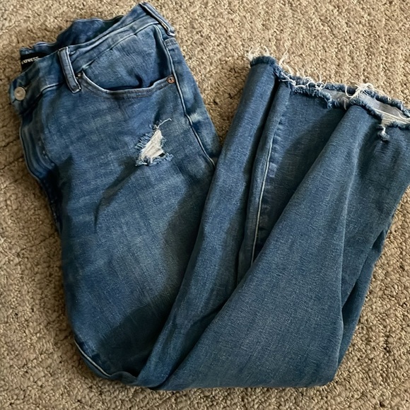 Express cropped flare high rise ultra hyper stretch jean.  Fits size 12,14,16 - Picture 8 of 8